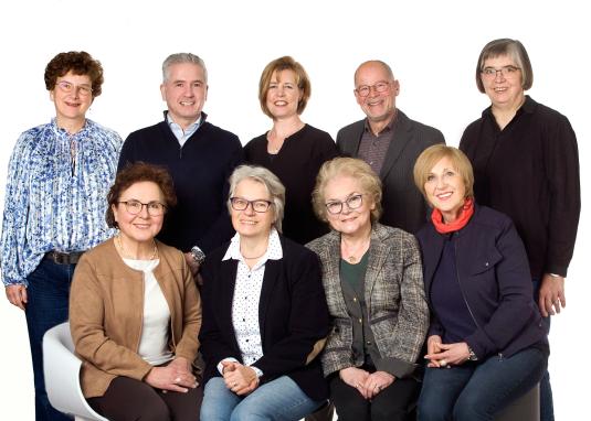 V.L. Oben: Beate Bartholomä, Gianfranco Paradisi, Maren Bering, Andreas Senn, Elisabeth Kenntner Scheible V.L Unten: Birgit Wohland-Braun, Maria Dries-Koblowsky, Monica Wejwar, Gisela Hampe V.L. Oben: Beate Bartholomä, Gianfranco Paradisi, Maren Bering, Andreas Senn, Elisabeth Kenntner Scheible V.L Unten: Birgit Wohland-Braun, Maria Dries-Koblowsky, Monica Wejwar, Gisela Hampe